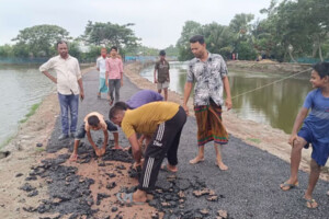 নিম্নমানের সড়ক নির্মাণে কাজ বন্ধ করল এলাকাবাসী