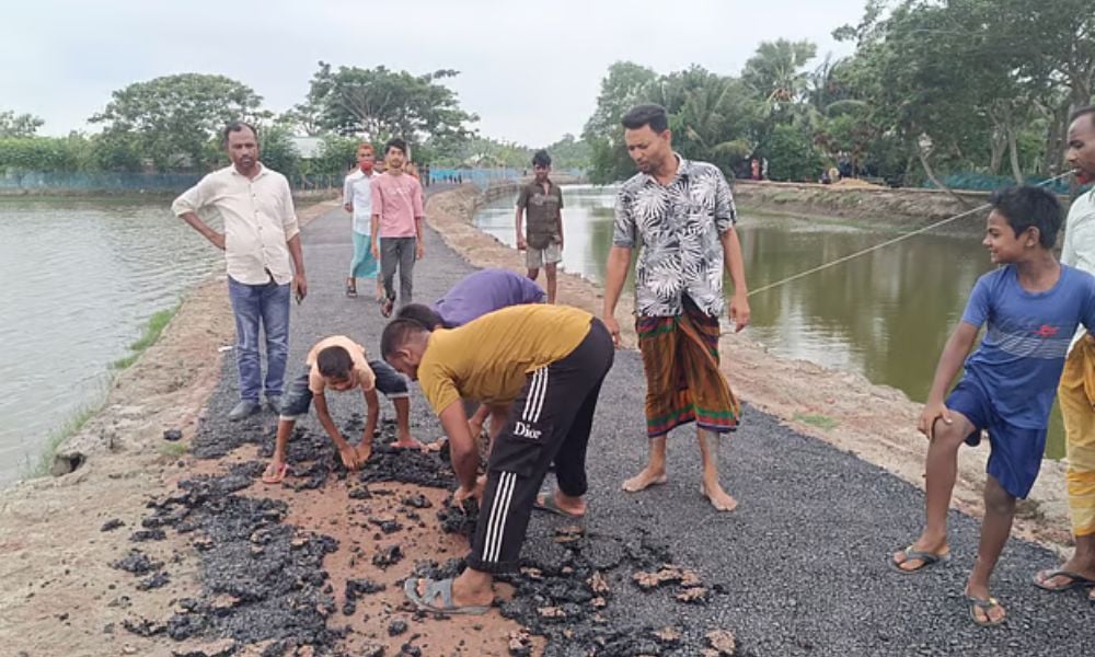 নিম্নমানের সড়ক নির্মাণে কাজ বন্ধ করল এলাকাবাসী নিম্নমানের সড়ক নির্মাণে কাজ বন্ধ করল এলাকাবাসী