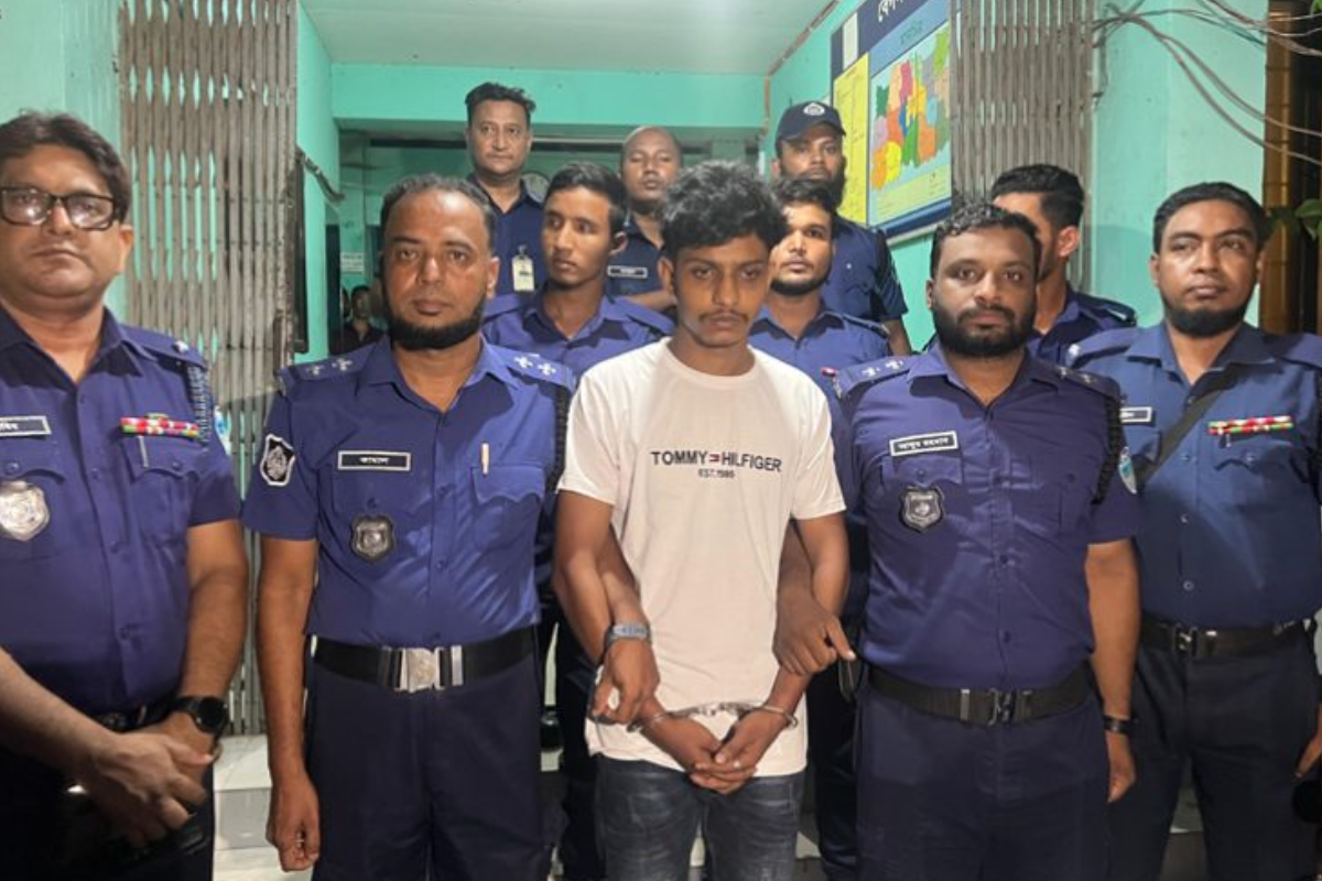 নোয়াখালীতে তিনটি বিদেশি পিস্তলসহ যুবক আটক