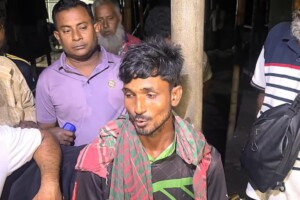 পদ্মায় স্পিডবোট আটকে ডাকাতি ও ব্যবসায়ীকে কুপিয়ে জখম