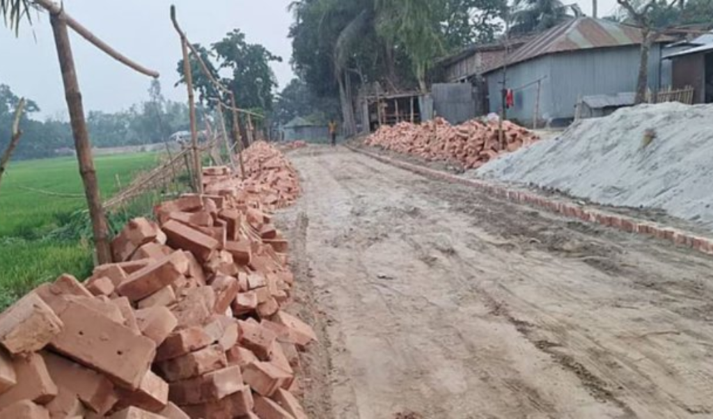 প্রধানমন্ত্রীর সফর শেষে সড়ক থেকে ইট অপসারণের ঘটনা প্রধানমন্ত্রীর সফর শেষে সড়ক থেকে ইট অপসারণের ঘটনা