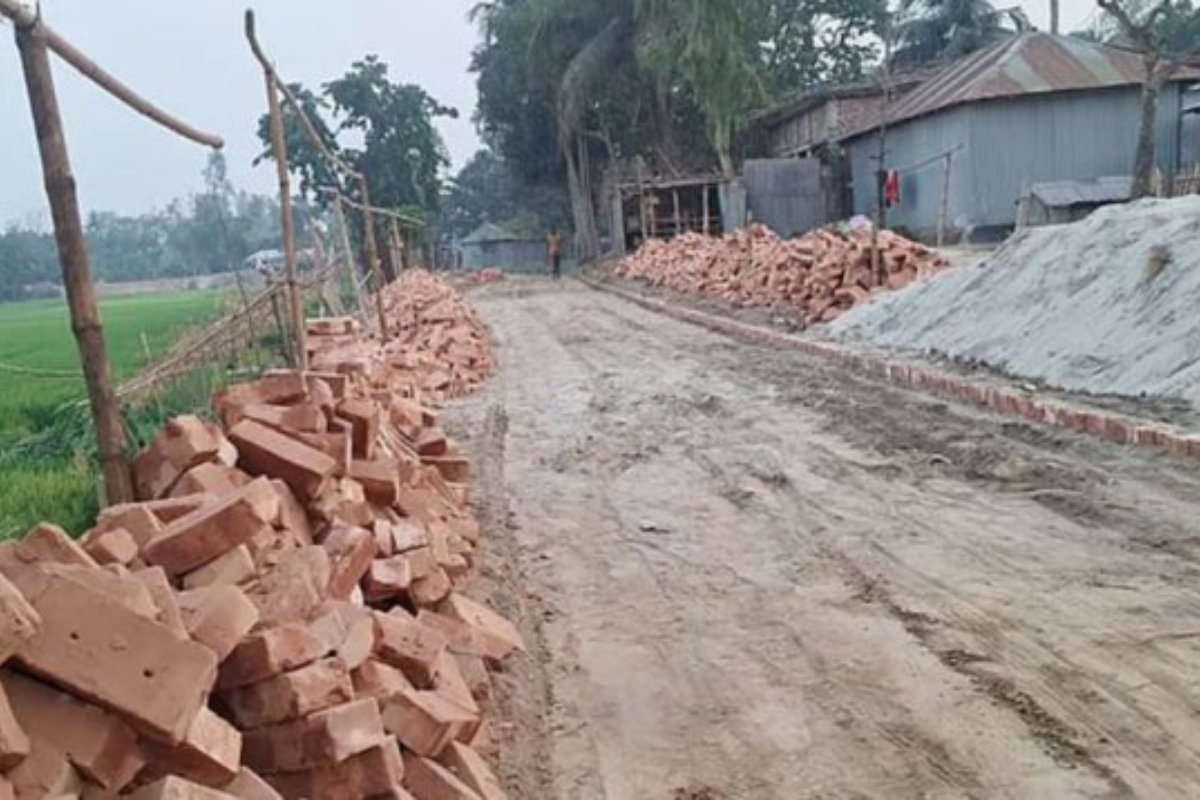 প্রধানমন্ত্রীর সফর শেষে সড়ক থেকে ইট অপসারণের ঘটনা
