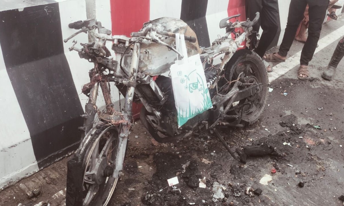 প্রেমিকার অভিমানে মোটরসাইকেলে আগুন