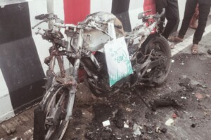 প্রেমিকার অভিমানে মোটরসাইকেলে আগুন