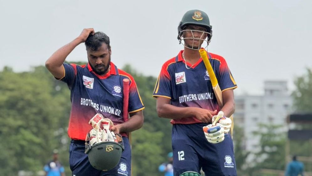 বকেয়া পারিশ্রমিকে ডিপিএলে ব্রাদার্স বয়কট বকেয়া পারিশ্রমিকে ডিপিএলে ব্রাদার্স বয়কট