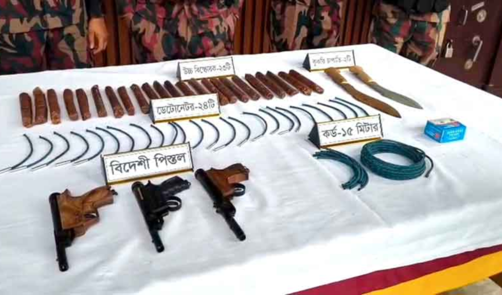 বড়লেখা সীমান্তে অস্ত্র বিস্ফোরক উদ্ধার বড়লেখা সীমান্তে অস্ত্র-বিস্ফোরক উদ্ধার