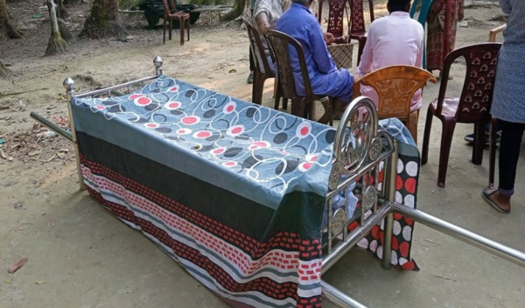 বাবার দাফন নিয়ে চার স্ত্রীর সন্তানদের বিরোধ ও হাতাহাতি বাবার দাফন নিয়ে চার স্ত্রীর সন্তানদের বিরোধ ও হাতাহাতি