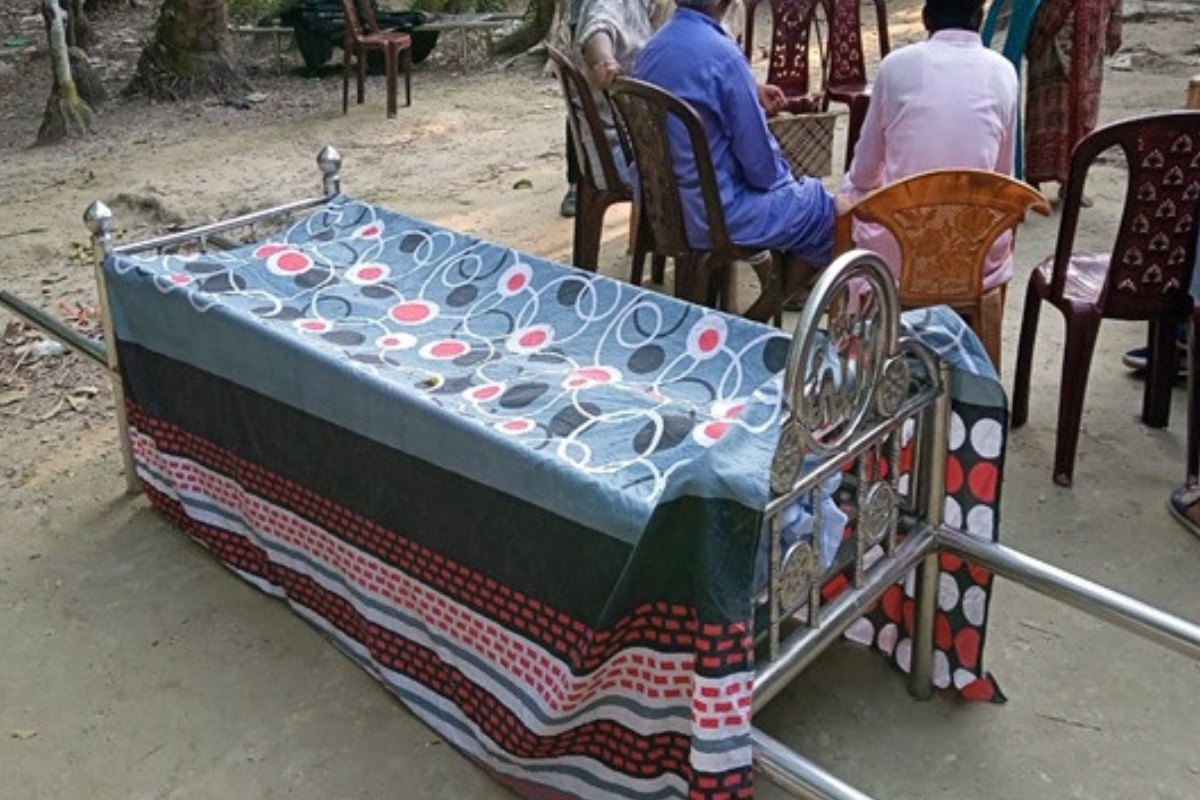 বাবার দাফন নিয়ে চার স্ত্রীর সন্তানদের বিরোধ ও হাতাহাতি