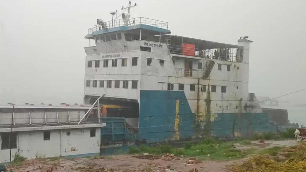 বৈরী আবহাওয়ায় দৌলতদিয়া পাটুরিয়া নৌপথে ফেরি লঞ্চ চলাচল বন্ধ বৈরী আবহাওয়ায় দৌলতদিয়া-পাটুরিয়া নৌপথে ফেরি-লঞ্চ চলাচল বন্ধ