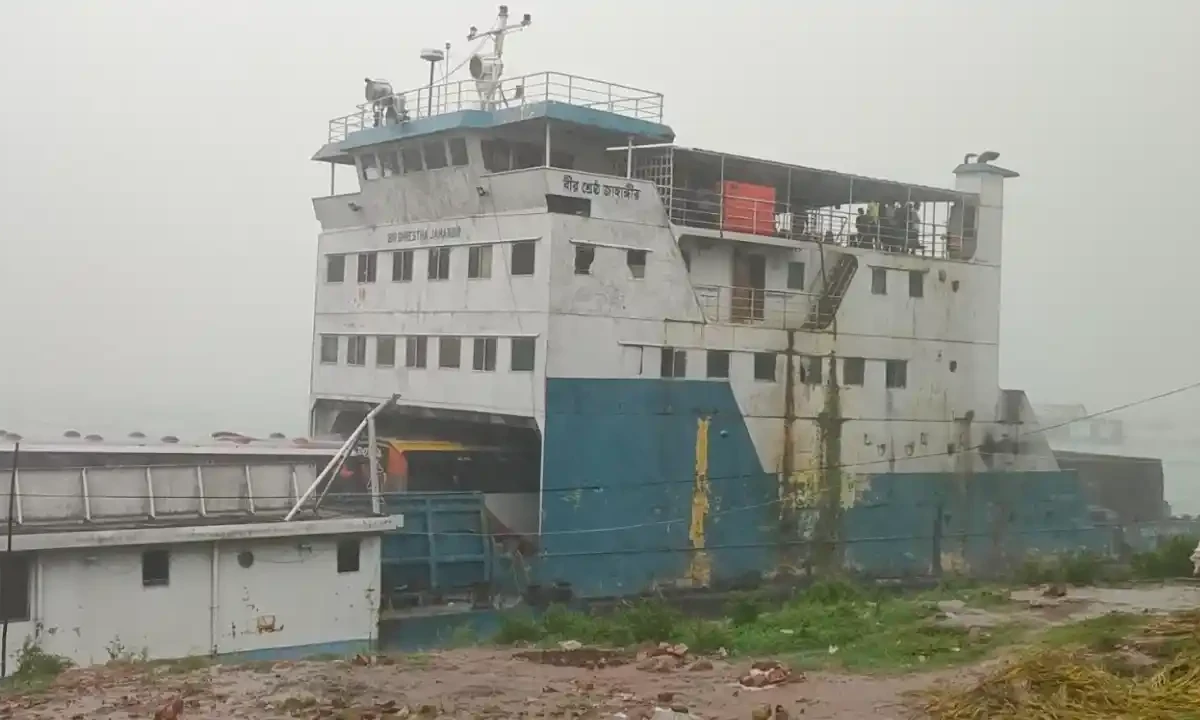 বৈরী আবহাওয়ায় দৌলতদিয়া-পাটুরিয়া নৌপথে ফেরি-লঞ্চ চলাচল বন্ধ