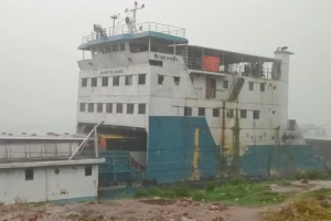 বৈরী আবহাওয়ায় দৌলতদিয়া-পাটুরিয়া নৌপথে ফেরি-লঞ্চ চলাচল বন্ধ