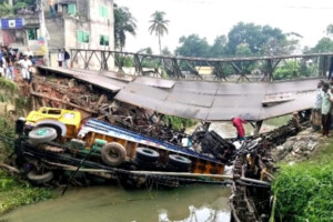 ভারী ট্রাকে বেইলি ব্রিজ ধসে জনদুর্ভোগ