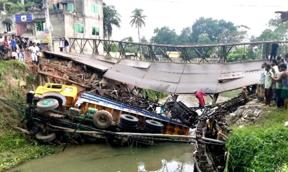 ভারী ট্রাকে বেইলি ব্রিজ ধসে জনদুর্ভোগ ভারী ট্রাকে বেইলি ব্রিজ ধসে জনদুর্ভোগ