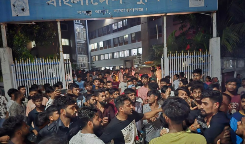 মরদেহ নিয়ে থানা ঘেরাও করে স্থানীয়দের বিক্ষোভ প্রদর্শন মরদেহ নিয়ে থানা ঘেরাও করে স্থানীয়দের বিক্ষোভ প্রদর্শন