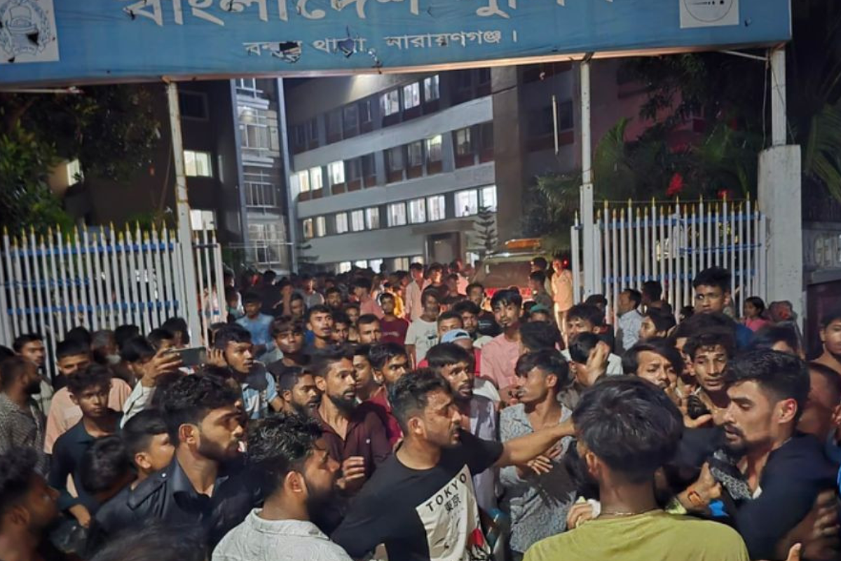 মরদেহ নিয়ে থানা ঘেরাও করে স্থানীয়দের বিক্ষোভ প্রদর্শন