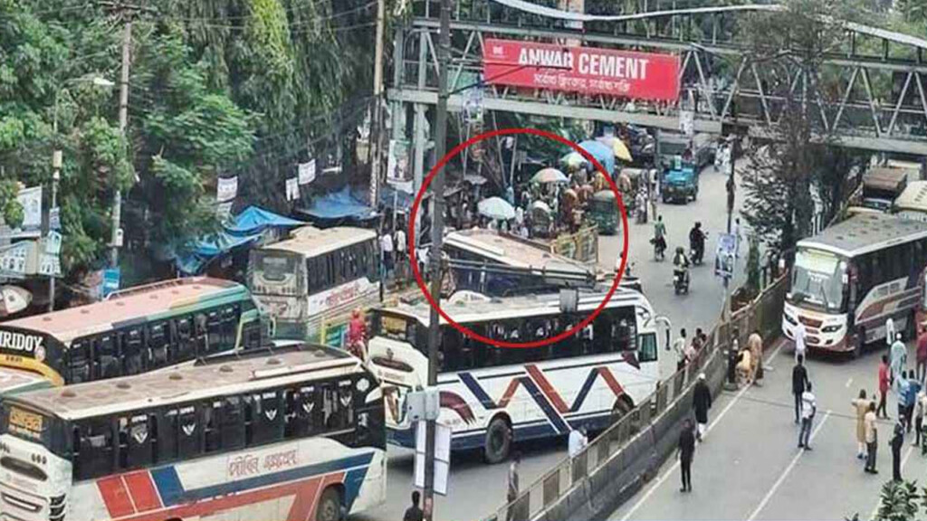 মহাখালীতে বাস উল্টে নিহত হেলপার আহত দুই মহাখালীতে বাস উল্টে নিহত হেলপার, আহত দুই