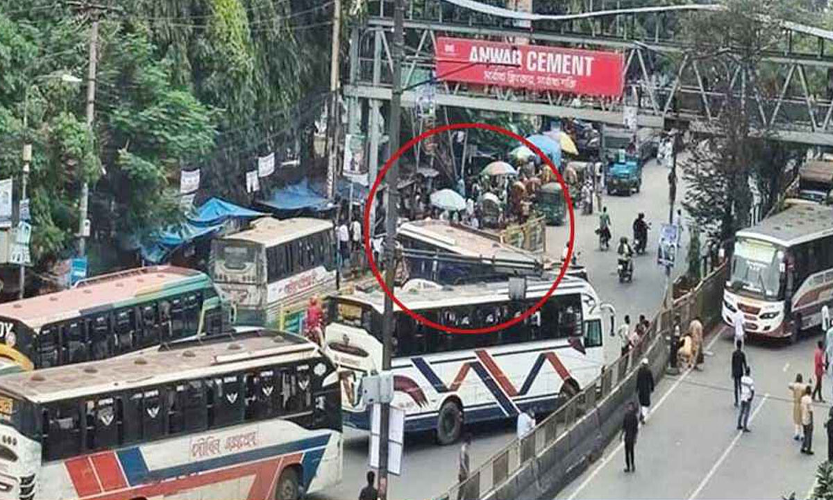 মহাখালীতে বাস উল্টে নিহত হেলপার, আহত দুই