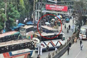 মহাখালীতে বাস উল্টে নিহত হেলপার, আহত দুই