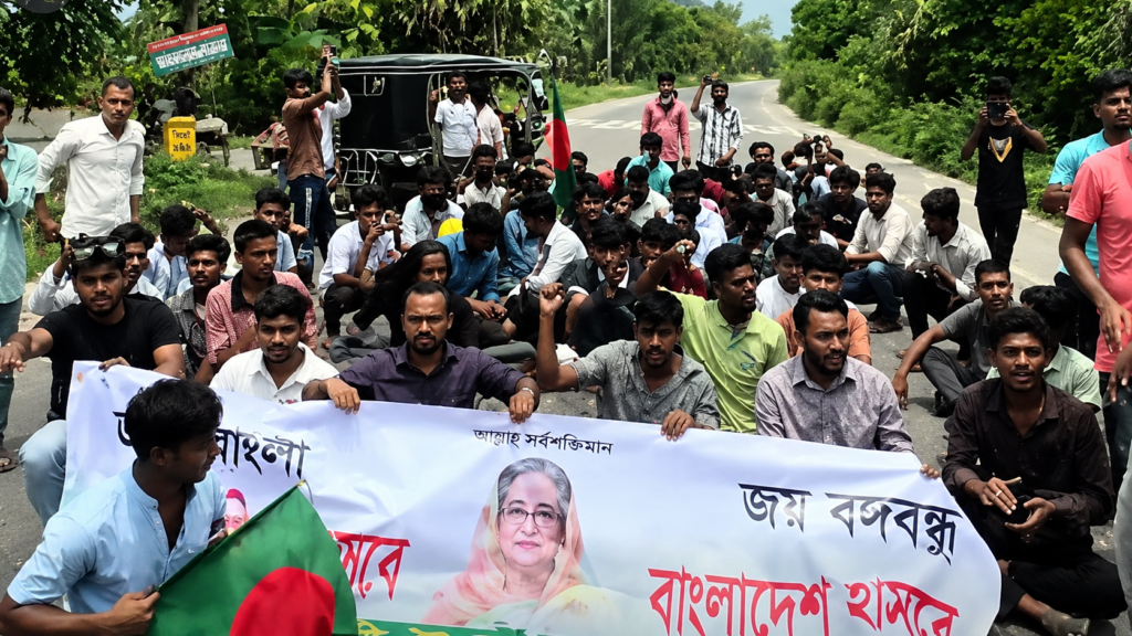 মহাসড়ক অবরোধে ছাত্রলীগের বিক্ষোভ মহাসড়ক অবরোধে ছাত্রলীগের বিক্ষোভ