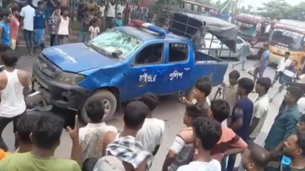 মহাসড়কে পুলিশের গাড়িতে হামলা ভাঙচুর মহাসড়কে পুলিশের গাড়িতে হামলা ভাঙচুর