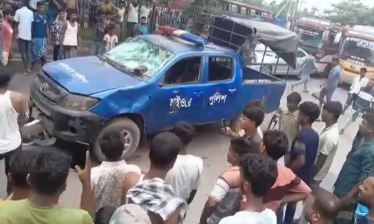 মহাসড়কে পুলিশের গাড়িতে হামলা ভাঙচুর