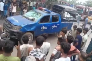 মহাসড়কে পুলিশের গাড়িতে হামলা ভাঙচুর