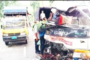 মাদারীপুরে পত্রিকাবাহী গাড়ি-ট্রাক সংঘর্ষে নিহত ১, আহত ৫