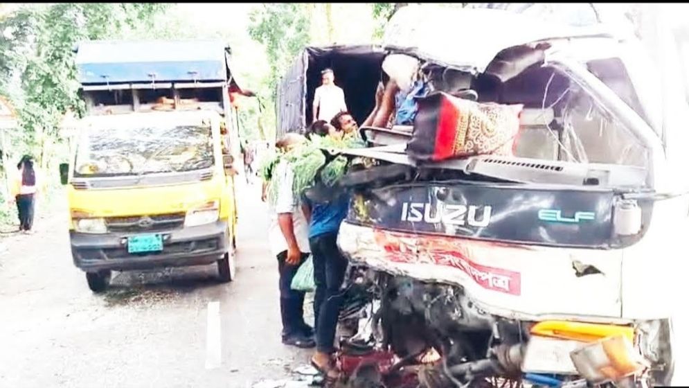 মাদারীপুরে পত্রিকাবাহী গাড়ি ট্রাক সংঘর্ষে নিহত ১ আহত ৫ মাদারীপুরে পত্রিকাবাহী গাড়ি-ট্রাক সংঘর্ষে নিহত ১, আহত ৫