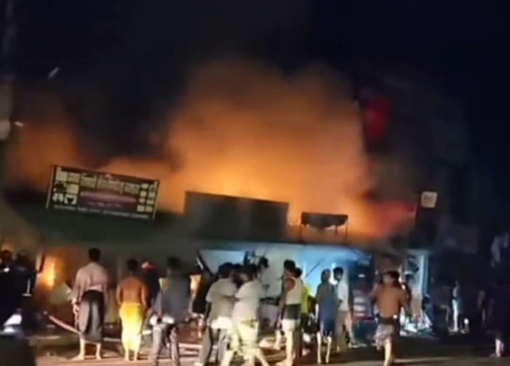 মানিকগঞ্জের সিংগাইরে ভয়াবহ অগ্নিকাণ্ড চারটি দোকান ভস্মীভূত লাখ টাকার ক্ষতি মানিকগঞ্জের সিংগাইরে ভয়াবহ অগ্নিকাণ্ড: চারটি দোকান ভস্মীভূত, লাখ টাকার ক্ষতি