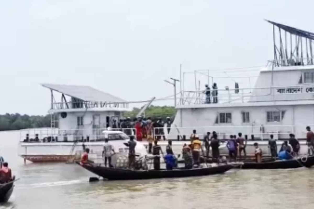মোংলায় কোস্টগার্ড স্টেশনে হামলা: তিন শতাধিক নামে মামলা ও গ্রেপ্তার