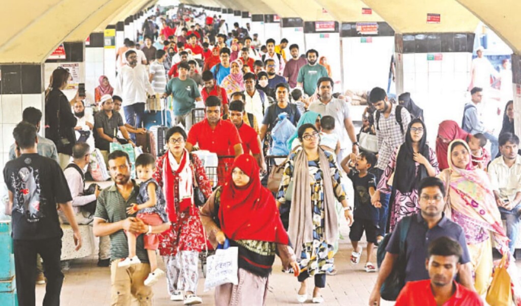 রাজধানীমুখী মানুষের ঢল, তীব্র গাড়ি সংকটে ভোগান্তি 3 রাজধানীমুখী মানুষের ঢল, তীব্র গাড়ি সংকটে ভোগান্তি