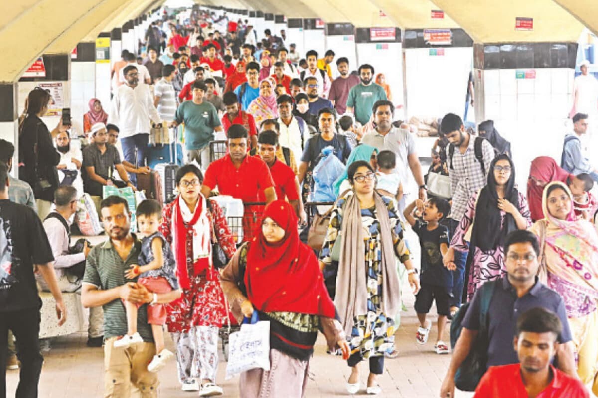 রাজধানীমুখী মানুষের ঢল, তীব্র গাড়ি সংকটে ভোগান্তি