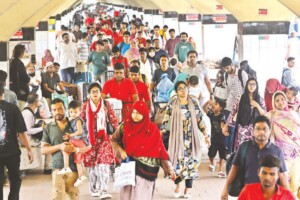 রাজধানীমুখী মানুষের ঢল, তীব্র গাড়ি সংকটে ভোগান্তি