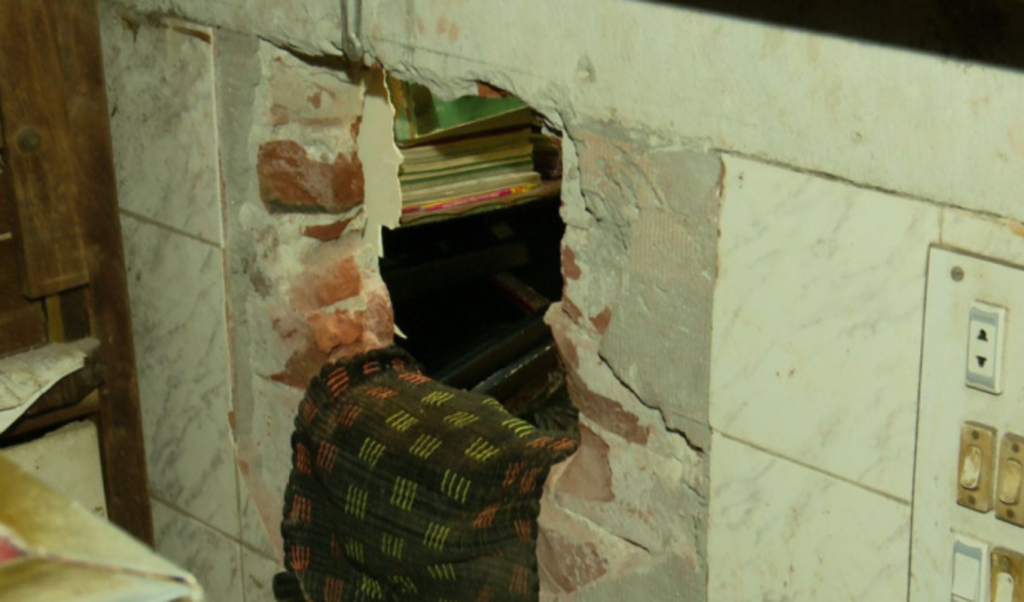 রাজশাহীতে স্বর্ণের দোকানে চুরির ঘটনায় চোর প্রবেশের পথ নিয়ে রহস্য রাজশাহীতে স্বর্ণের দোকানে চুরির ঘটনায় চোর প্রবেশের পথ নিয়ে রহস্য