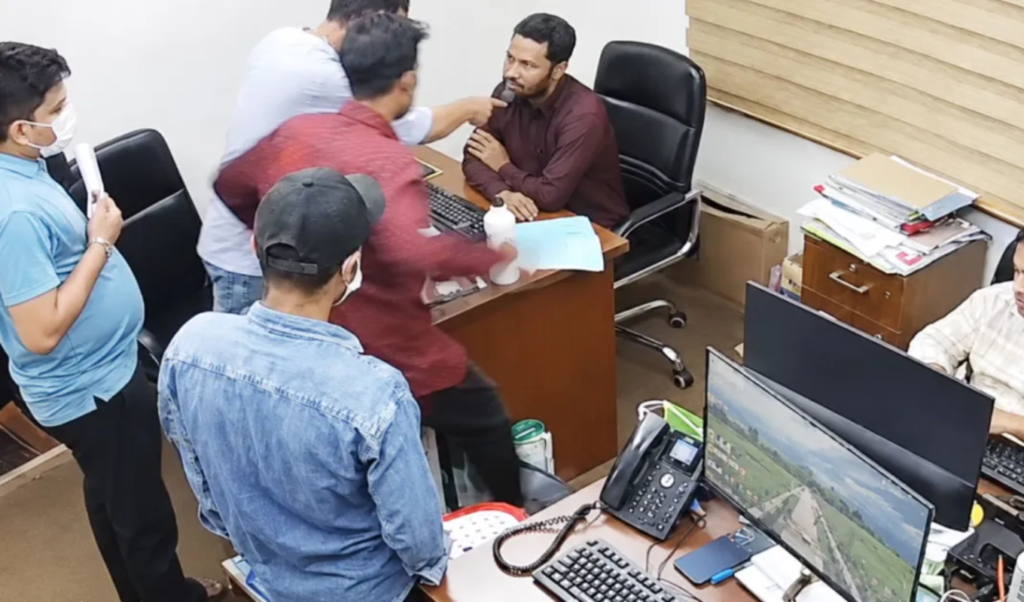 লালমাটিয়ায় ইন্টারনেটের প্রধান কার্যালয়ে হামলা ও লুটপাট লালমাটিয়ায় ইন্টারনেটের প্রধান কার্যালয়ে হামলা ও লুটপাট