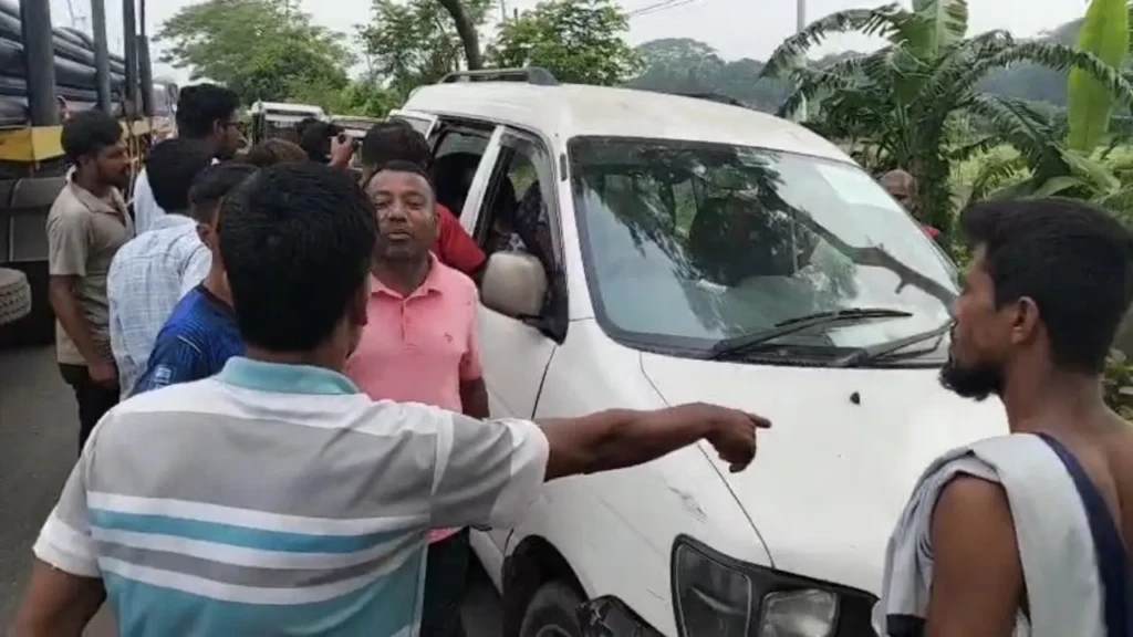 সড়কে রক্তাক্ত বৃদ্ধ ফেলে দেওয়ার চেষ্টা সড়কে রক্তাক্ত বৃদ্ধ ফেলে দেওয়ার চেষ্টা
