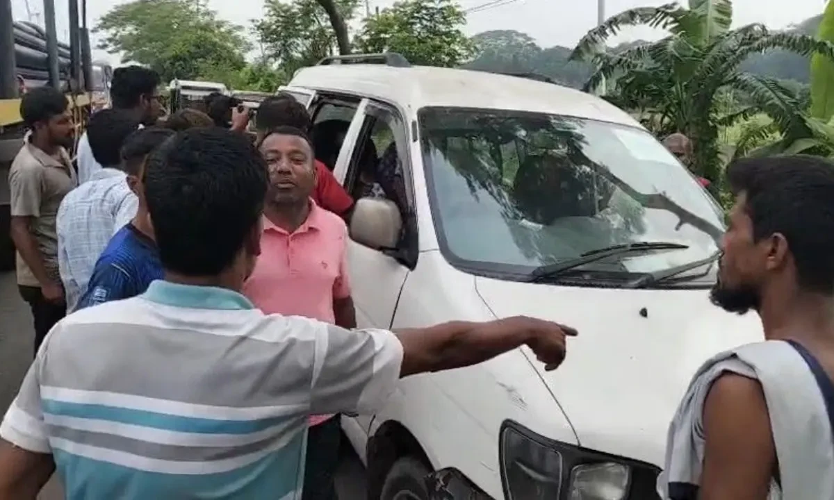 সড়কে রক্তাক্ত বৃদ্ধ ফেলে দেওয়ার চেষ্টা