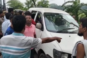 সড়কে রক্তাক্ত বৃদ্ধ ফেলে দেওয়ার চেষ্টা