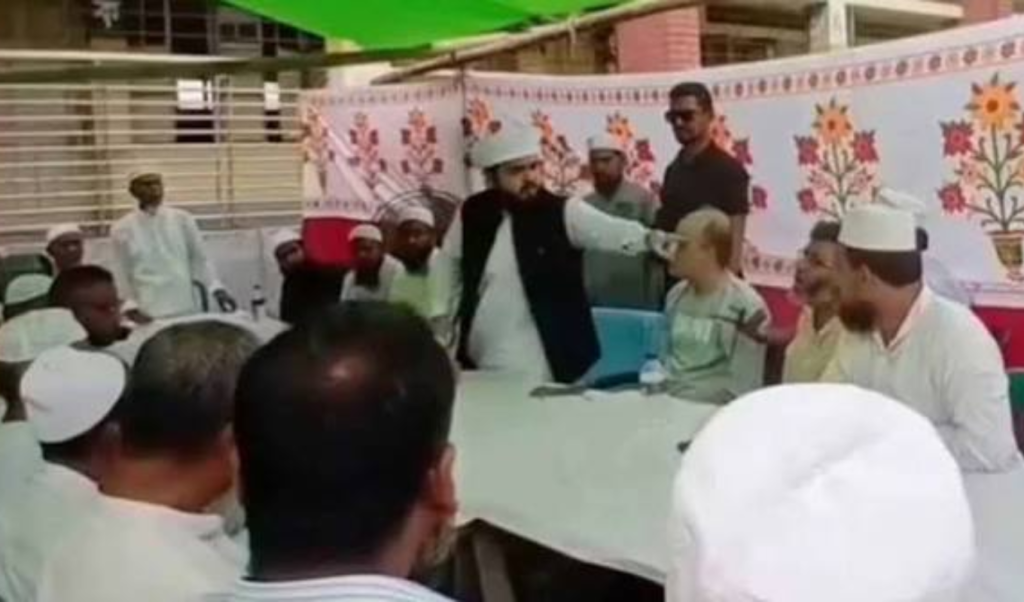 সালিসে মেজাজ হারিয়ে বিএনপিকর্মীকে ধমকালেন সংসদ সদস্য সালিসে মেজাজ হারিয়ে বিএনপিকর্মীকে ধমকালেন সংসদ সদস্য