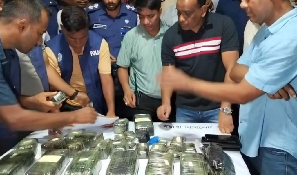 সীতাকুণ্ডে প্রাইভেটকারের গ্যাস সিলিন্ডারে সাড়ে ৩ কোটির ইয়াবা 4 সীতাকুণ্ডে প্রাইভেটকারের গ্যাস সিলিন্ডারে সাড়ে ৩ কোটির ইয়াবা সীতাকুণ্ডে প্রাইভেটকারের গ্যাস সিলিন্ডারে সাড়ে ৩ কোটির ইয়াবা