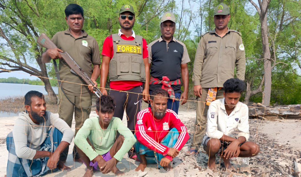 সুন্দরবনে হরিণ ও মাছ শিকারের অপরাধে ট্রলারসহ ৭ জন আটক সুন্দরবনে হরিণ ও মাছ শিকারের অপরাধে ট্রলারসহ ৭ জন আটক