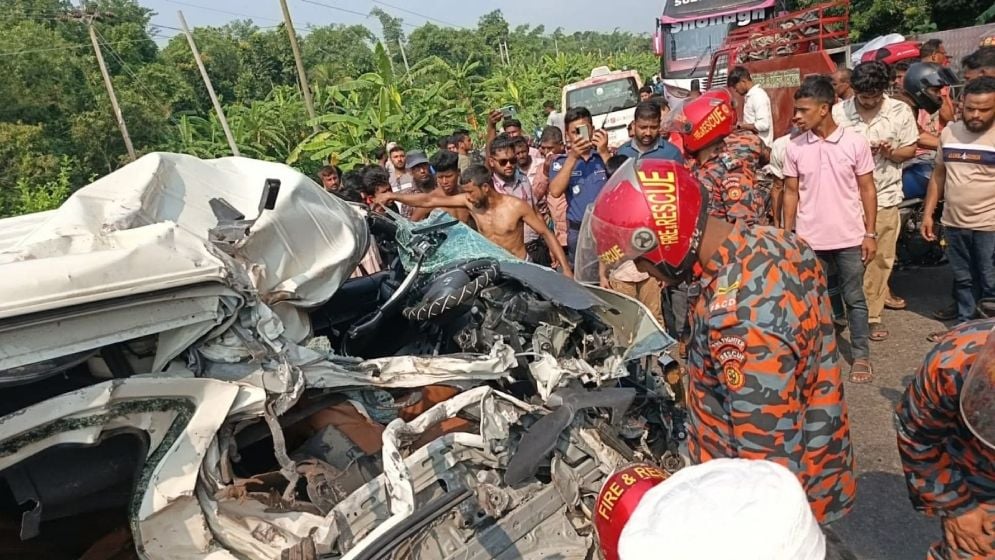 স্বামীর লাশের সঙ্গে ফিরল স্ত্রীর নিথর দেহ স্বামীর লাশের সঙ্গে ফিরল স্ত্রীর নিথর দেহ