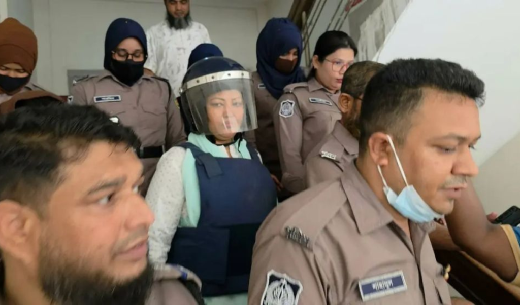 হত্যাচেষ্টা মামলায় নতুন করে গ্রেফতার দেখানো হলো কণ্ঠশিল্পী মমতাজকে হত্যাচেষ্টা মামলায় নতুন করে গ্রেফতার দেখানো হলো কণ্ঠশিল্পী মমতাজকে