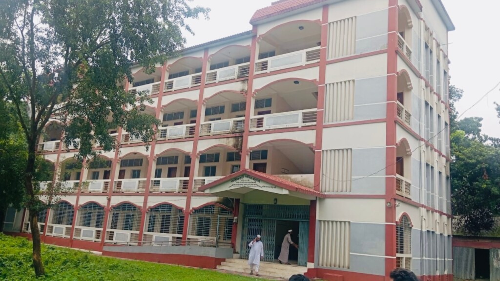 ২২ দিনে অন্ধকারে ৩০০ শিক্ষার্থী ২২ দিনে অন্ধকারে ৩০০ শিক্ষার্থী
