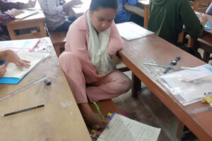 অদম্য ইচ্ছাশক্তিতে পা দিয়েই এইচএসসি দিচ্ছেন পলি রানী