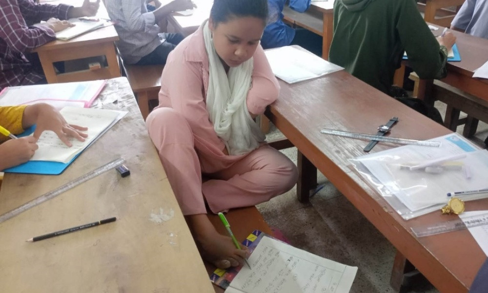 অদম্য ইচ্ছাশক্তিতে পা দিয়েই এইচএসসি দিচ্ছেন পলি রানী অদম্য ইচ্ছাশক্তিতে পা দিয়েই এইচএসসি দিচ্ছেন পলি রানী