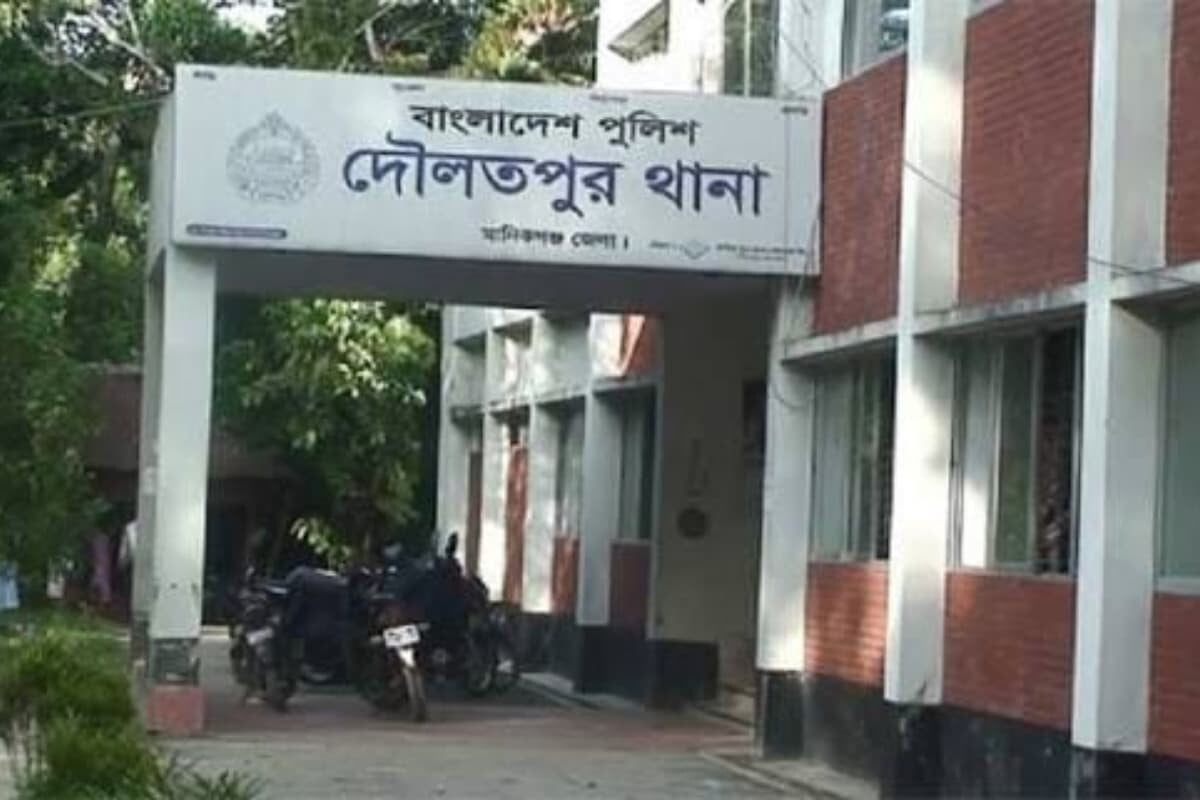 দৌলতপুরে ধর্ষণের অভিযোগের ন্যায়বিচার না পেয়ে গৃহবধূর আত্মহত্যার অভিযোগ পীরের ছেলের বিরুদ্ধে!