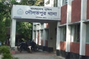 দৌলতপুরে ধর্ষণের অভিযোগের ন্যায়বিচার না পেয়ে গৃহবধূর আত্মহত্যার অভিযোগ পীরের ছেলের বিরুদ্ধে!