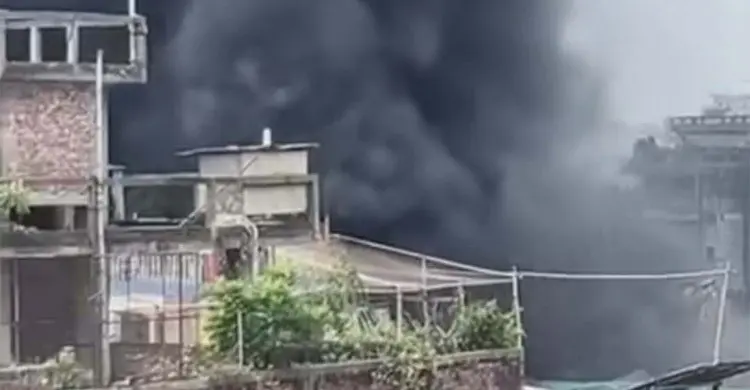 কামরাঙ্গীরচরে জুতার কারখানায় অগ্নিকাণ্ড কামরাঙ্গীরচরে জুতার কারখানায় অগ্নিকাণ্ড