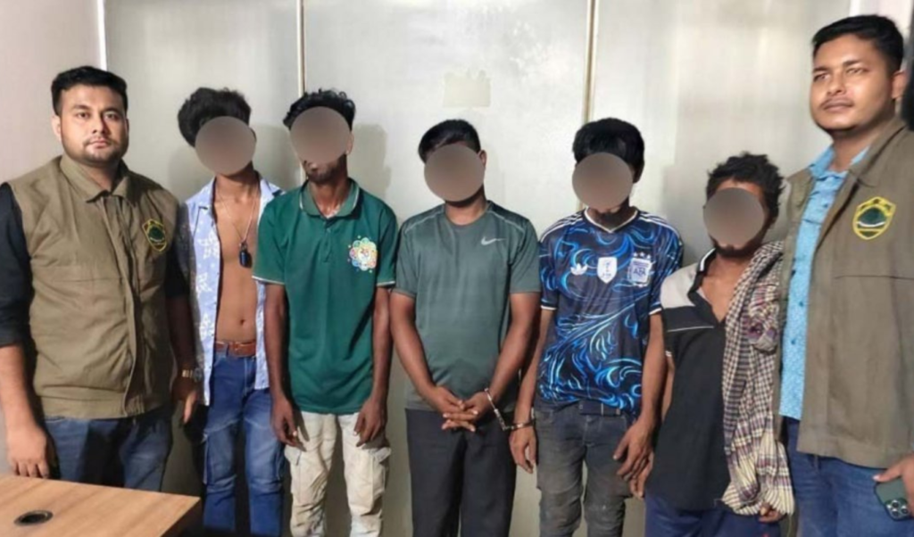 কারওয়ান বাজারে ছিনতাইয়ের প্রস্তুতিকালে সিটিটিসির অভিযানে গ্রেফতার ৫ কারওয়ান বাজারে ছিনতাইয়ের প্রস্তুতিকালে সিটিটিসির অভিযানে গ্রেফতার ৫